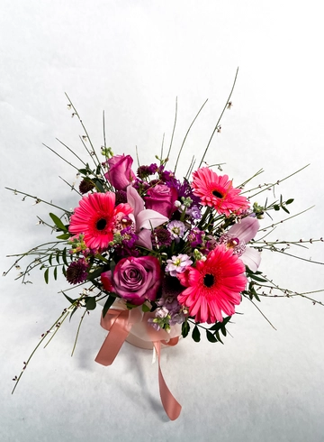 Цветы в шляпной коробке «Царство» от интернет-магазина цветов в 