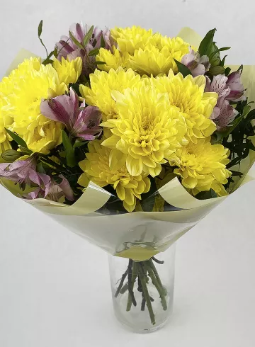 Букет с хризантемами «Солнечный зайчик» от интернет-магазина цветов в 
